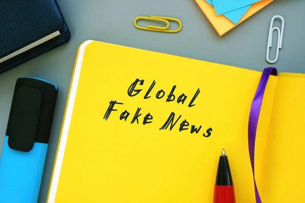 Conceito Financeiro Que Significa Global Fake News Com Inscrição Folha — Fotografia de Stock