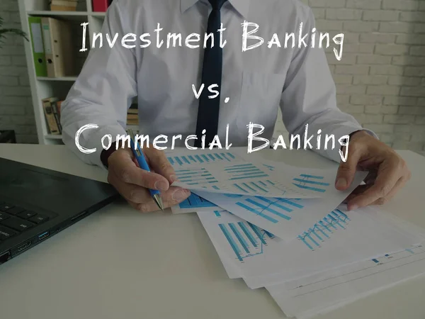 Affärsidé Investment Banking Kontra Commercial Banking Med Inskription Bladet — Stockfoto