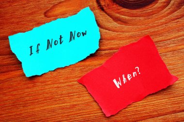 İş konsepti, şimdi değilse ne zaman? Kağıt parçasındaki cümleyle.
