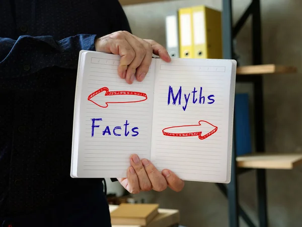 Direction Way Facts Myths Concepto Contraste —  Fotos de Stock