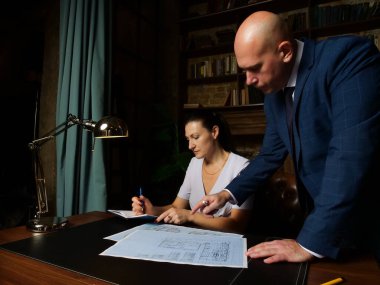 İşadamı, çalışanı için çalışma alanındaki model inşaatı ve mühendislik araçları üzerine proje ortağı ile çalışma planı toplantısı düzenleme emri verdi.