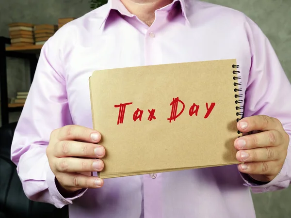 Οικονομική Έννοια Σημαίνει Ημέρα Φορολογίας Φράση Στο Κομμάτι Του Χαρτιού — Φωτογραφία Αρχείου
