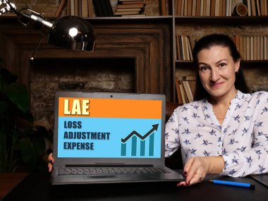 İş kadını, dizüstü bilgisayarın kısaltmasını gösteriyor. LAE KAYIP ADJUSTMENT GİRİŞ
