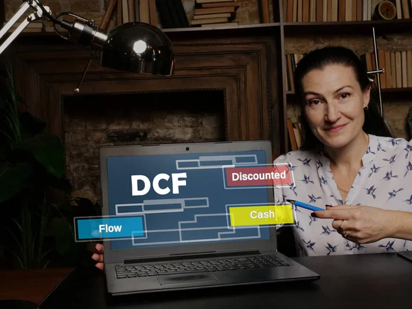 Γυναίκα Που Δείχνει Τον Υπολογιστή Lap Top Εικονίδιο Dcf Προεξοφλημένων — Φωτογραφία Αρχείου