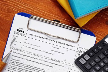  Finansal konsept: Form 1099-K Tüccar Kartı ve Üçüncü Parti Ağ Ödemeleri