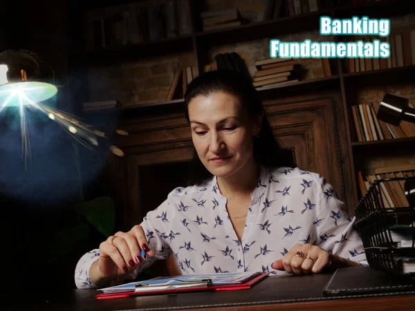 Affärsidé Som Betyder Bank Fundamentals Kvinnliga Kontorsarbetare Med Gul Skjorta — Stockfoto