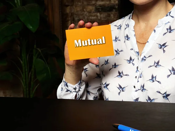 Επιχειρηματική Ιδέα Για Αμοιβαία Σημάδι Πορτοκαλί Επαγγελματική Κάρτα Στο Χέρι — Φωτογραφία Αρχείου