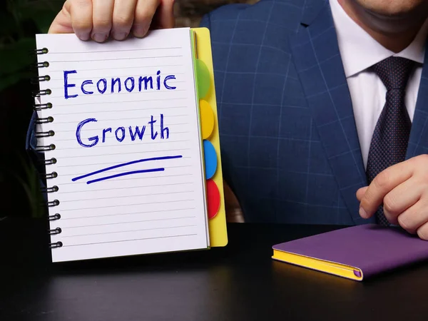 Koncepcja Finansowa Wzrostu Gospodarczego Znakiem Białym Notatniku Ręku — Zdjęcie stockowe