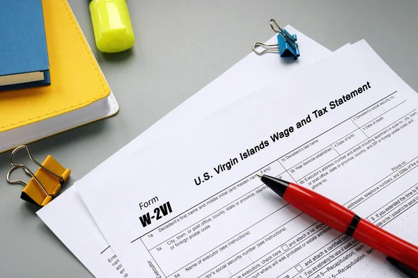 2Vi米国バージン諸島のフォームに関するビジネスコンセプトページ上のフレーズと賃金と税金の声明 — ストック写真