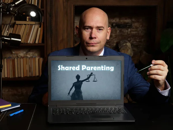 Yüksek Çözünürlüklü Adamı Dizüstü Bilgisayarı Elinde Tutuyor Yazılı Paylaşımlı Ebeveynlik — Stok fotoğraf