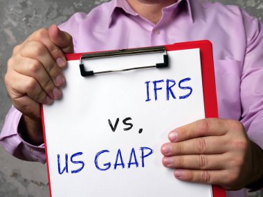  Uluslararası Mali Muhasebe Standartları IFRS 'ye karşı Finansal konsept ABD GAAP Genel Muhasebe İlkelerini Sayfadaki ifadeyle Kabul Etti