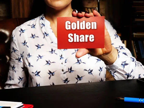 Χέρι Υψηλής Ανάλυσης Κρατώντας Κόκκινη Κάρτα Γραπτό Κείμενο Golden Share — Φωτογραφία Αρχείου