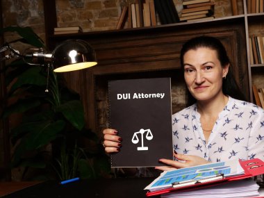  Alkollü araç kullanmaktan ceza alan avukat konsepti.