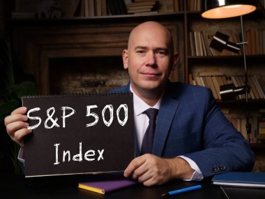 Finansal konsept: Siyah not defterinde imzası olan Standart Yoksul S & P 500 Endeksi