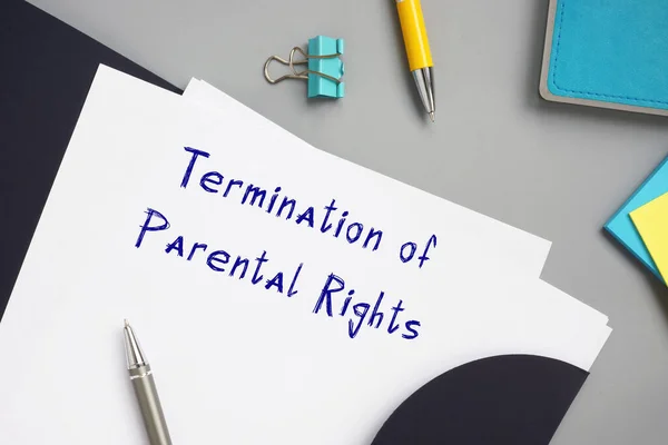 紙に署名した親の権利の終了を意味する法的概念 — ストック写真