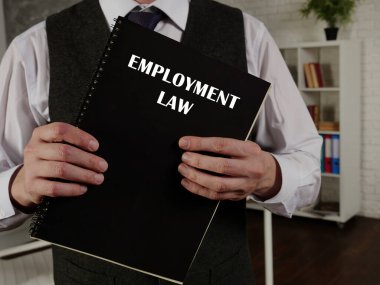 Başlığı EMPLOYMENT Hukuk olan bir kitap. İş hukuku, işveren-işçi ilişkisini yöneten hukukun alanıdır..