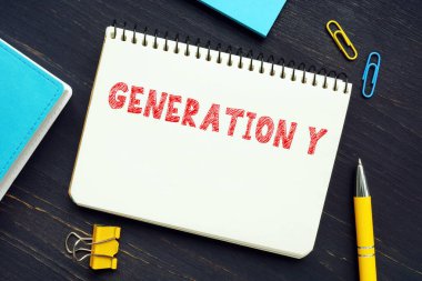 Finansal kavram, sayfasında yazı olan Y Generasyonu anlamına gelir. Y jenerasyonu, ya da Millennials, 1981 ve 199 yılları arasında doğdu.
