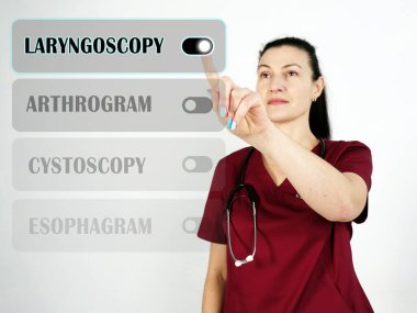  Ekrandaki LARYNGOSCOPY ifadesi. hekim ofiste cep telefonu teknolojisi kullanır