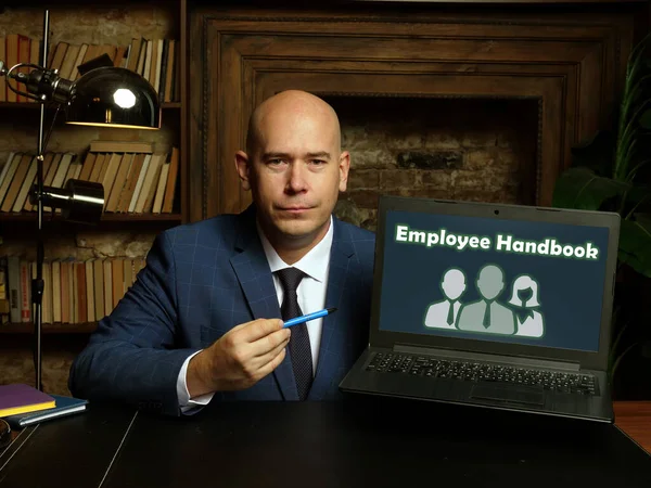 Ręczne Trzymanie Laptopa Napisem Employee Handbook Zamknij Biały Laptop — Zdjęcie stockowe
