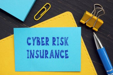 İş konsepti: CYBER RISK INSURANCE Banka formunda imzalı