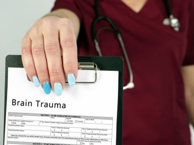 Beyin travması konsepti. Kağıt üzerinde cümleler var.