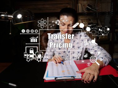 Transfer Fiyatlandırması ile ilgili finansal konsept. Modern ofiste arka planda çalışan genç iş kadını
