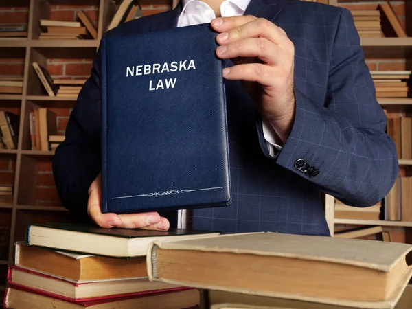 Nebraska Νομικό Βιβλίο Στα Χέρια Ενός Νομομαθή Κάτοικοι Της Νεμπράσκα — Φωτογραφία Αρχείου