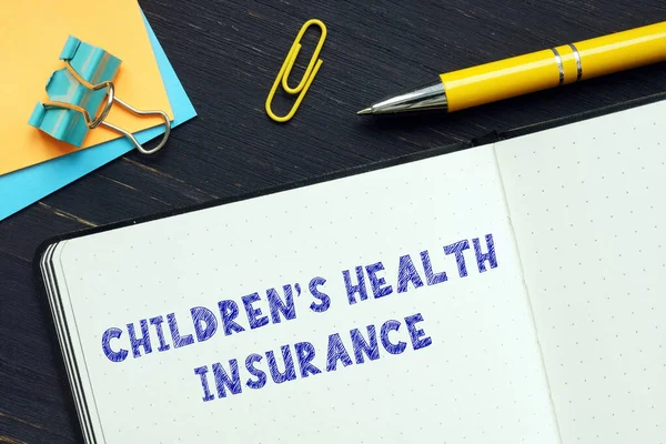 Koncepcja Biznesowa Dotycząca Ubezpieczenia Zdrowotnego Dzieci Znakiem Formularzu Bankowym — Zdjęcie stockowe
