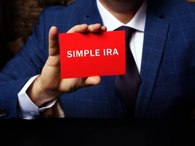  Finansal konsept, yani SIMPLE IRA Bireysel Emeklilik Hesabı. Üzerinde yazı var. Vergiyle ertelenmiş emeklilik tasarruf parasıyla ilgili yaratıcı fotoğraf