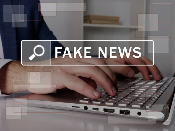 Fake News検索行のテキスト 融資担当者がコンピューターで何かを探してる Fake News Concept — ストック写真