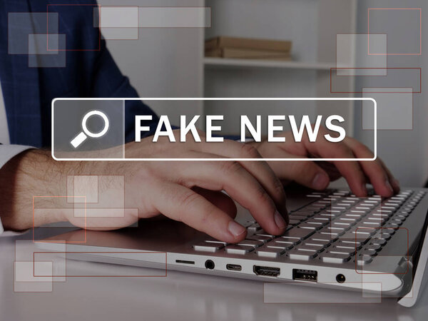  FAKE NEWS text in search line. Кредитный офицер ищет что-то за компьютером. Фальшивые новости.