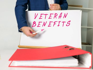 Finansal konsept VETERAN BENEFITS anlamına gelir kağıt parçası üzerinde yazılı ile.