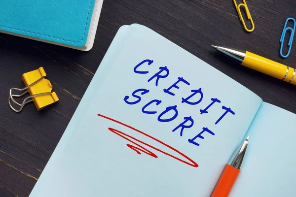 财务概念是指在纸上刻有Credit Score字样的概念 积分是基于对一个人的信用档案的级别分析的数字表达式 — 图库照片