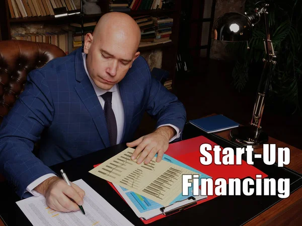 Affärsidé Som Innebär Start Finansiering Manliga Kontorsarbetare Med Gul Skjorta — Stockfoto