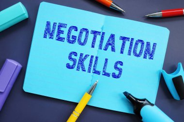Finansal konsept, kağıt parçasında yazılı olan pazarlık becerileri anlamına gelir..