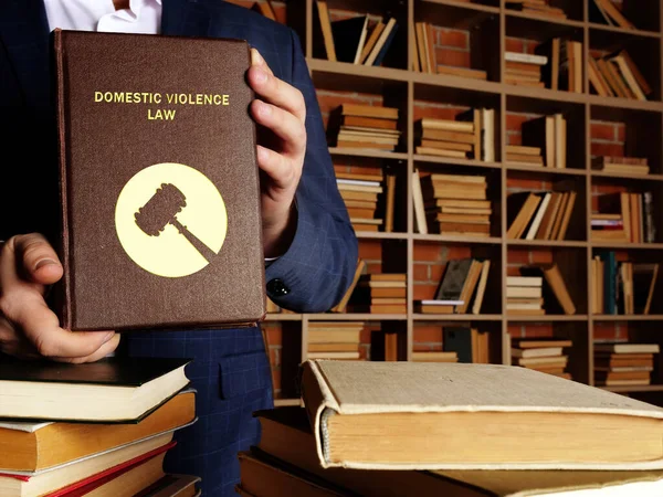 Domestic Violence Δικαιο Βιβλίο Στα Χέρια Ενός Δικηγόρου Ενδοοικογενειακή Βία — Φωτογραφία Αρχείου