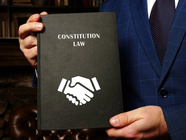 Δικηγόρος Είναι Constitution Law Book Συνταγματικό Δίκαιο Είναι Ένα Σύνολο — Φωτογραφία Αρχείου