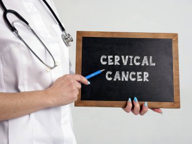 Sağlık sigortası kavramı, tahtasında yazı olan CERVICAL CANCER anlamına gelir