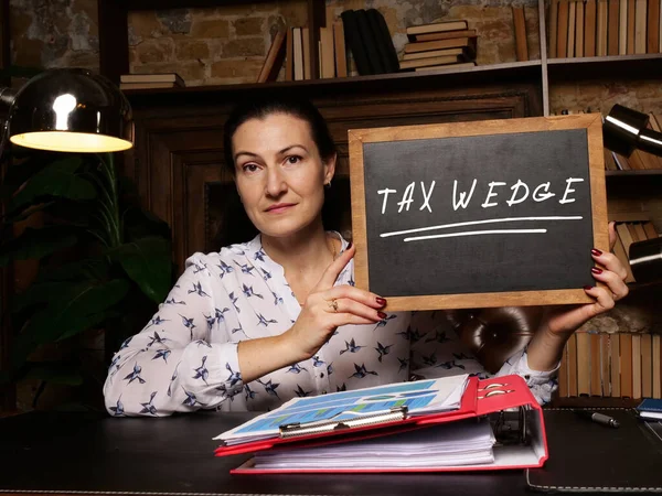 Zakenvrouw Met Een Zwart Schoolbord Bedrijfsconcept Tax Wedge Met Zin — Stockfoto