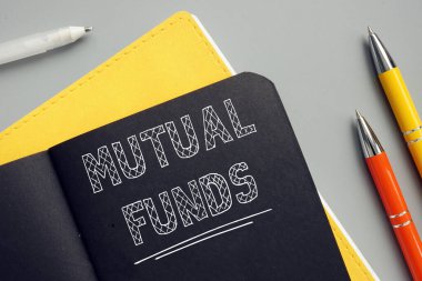 İş konsepti MUTUAL FUNDS ile ilgili kağıtta yazılı. Yatırım fonu, hisse senedi gibi menkul kıymetlere yatırım yapmak için birçok yatırımcıdan toplanan para havuzundan oluşan bir finansal araçtır.