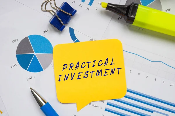 Conceito Financeiro Que Significa Investimento Prático Com Frase Pedaço Papel — Fotografia de Stock