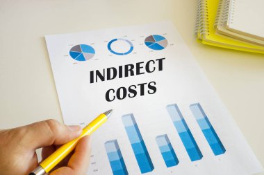 Muhasebeci finansal belgede INDIRECT KOSTS imzasını gösteriyor.