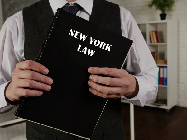 Βιβλίο Της Νέας Υόρκης Στα Χέρια Ενός Δικηγόρου Κάτοικοι Της — Φωτογραφία Αρχείου