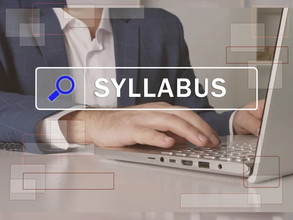 Syllabus短语出现在屏幕上 簿记员在办公室使用因特网技术 概念搜索和Syllabus — 图库照片