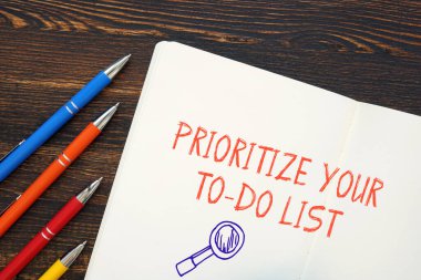 Finansal konsept: Yapılacaklar Listenizi imzalayın.