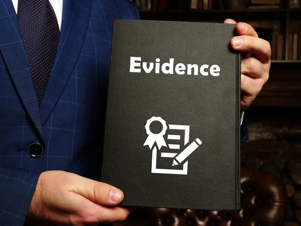 証拠と証拠に関する法的概念紙の上に署名 — ストック写真