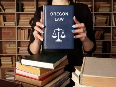 Avukatın elinde OREGON Hukuk Kitabı var. Oregon sakinleri Oregon eyalet ve ABD federal yasalarına tabidir.