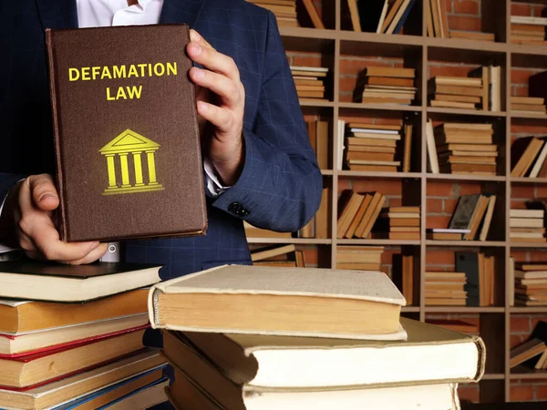 Jurist Κρατάει Βιβλίο Του Νόμου Της Καταστροφής Σύμφωνα Κοινό Δίκαιο — Φωτογραφία Αρχείου
