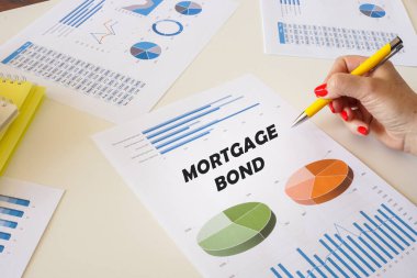 Finansal konsept MortGage BOND ile ilgili çıktı üzerinde diyagramlar ve tablolarla birlikte.
