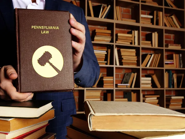 Pennsylvania Law Book Στα Χέρια Ενός Νομομαθή Pennsylvania Κάτοικοι Υπόκεινται — Φωτογραφία Αρχείου